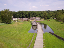 Die Slawische Ringwallburg Groß Raden ist ein archäologisches Freilichtmuseum in Mecklenburg-Vorpommern